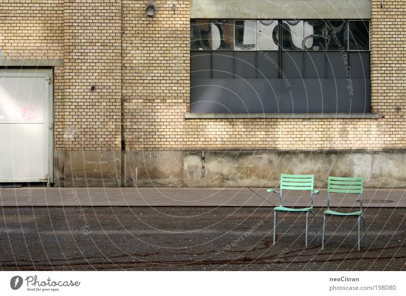 Noch mehr Stühle Stuhl Winterthur Platz Parkhaus Fenster Tür Asphalt Kette Metall Kunststoff stehen grau grün Symmetrie ästhetisch Ordnung Farbfoto