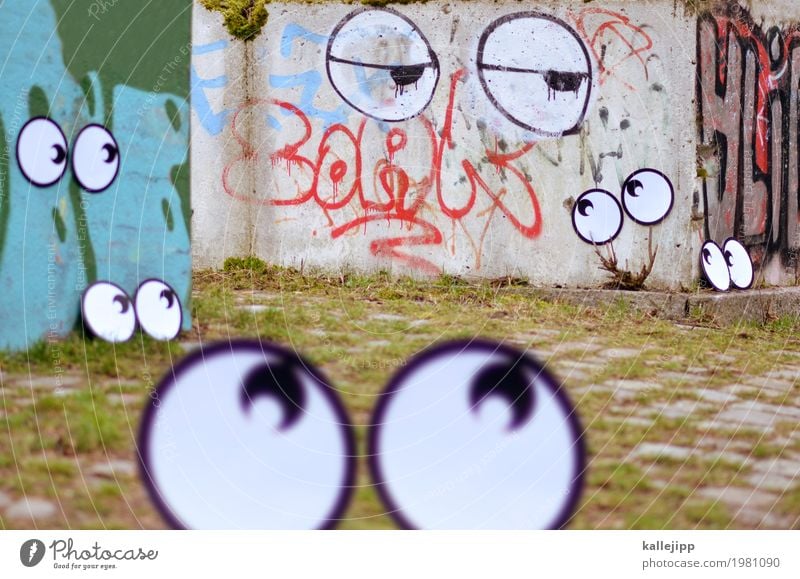 hey you? Auge Mauer Wand Blick Comic Graffiti Straßenkunst Fragen Müdigkeit Blick in die Kamera Unschärfe Überwachung tracking beobachten spionieren Traurigkeit