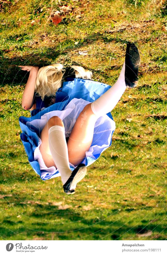 ::10-2:: Mensch feminin Junge Frau Jugendliche Erwachsene 18-30 Jahre Kraft Alice im Wunderland verrückt Spielen Kleid blond Überschlag Gras entgegengesetzt