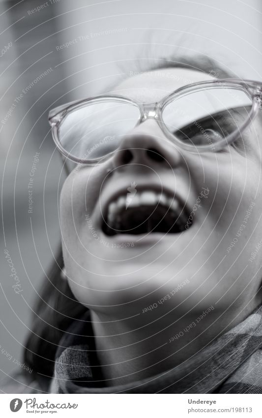 Glasreflexion 1 Mensch Junge Frau Jugendliche Gesicht 18-30 Jahre Erwachsene genießen grinsen Brille Schwarzweißfoto Außenaufnahme Tag Reflexion & Spiegelung