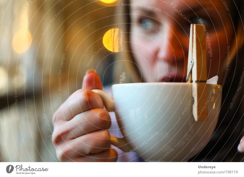 Teepunkt Tasse Mensch Junge Frau Jugendliche Arme 1 18-30 Jahre Erwachsene Kompot Ukraine Europa Fenster Blick trinken Wegsehen Wäscheklammern Blendeneffekt