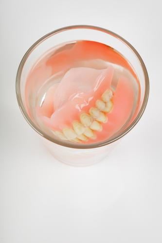 Alter Zahnersatz alt Prothese falsch Zähne künstlich Zielvorstellung dreckig hässlich Glas Wasser niemand Objektfotografie