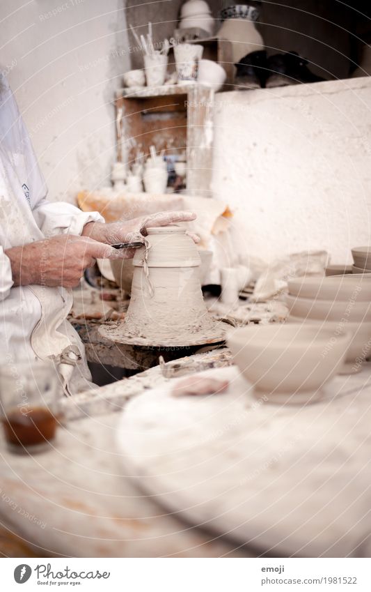 Handarbeit in Marokko Arbeit & Erwerbstätigkeit Beruf Handwerker Arbeitsplatz Werkzeug weiß Tradition Keramik Töpfern Farbfoto Gedeckte Farben Innenaufnahme