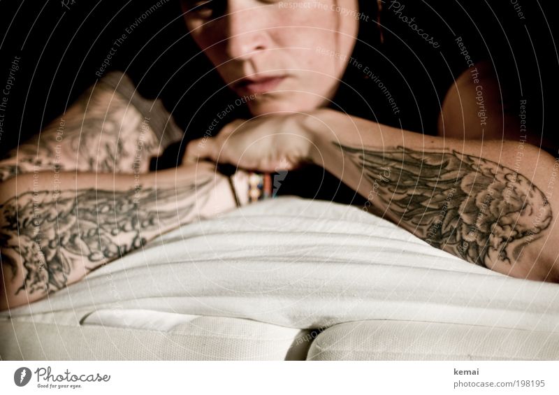 Wishful thinking Mensch feminin Frau Erwachsene Haut Arme Hand 1 30-45 Jahre Kunst Tattoo Tätowierung Flügel Bett liegen rebellisch Klischee schwarz weiß ruhig
