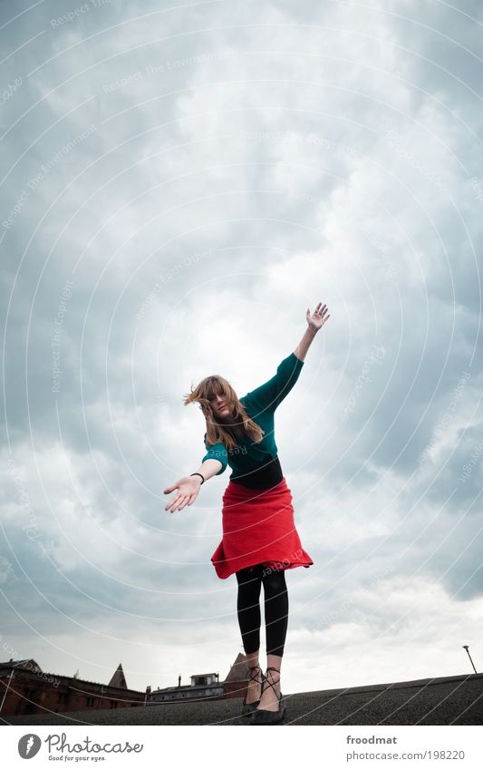 balanceakt Mensch feminin Junge Frau Jugendliche Erwachsene Wolken Gewitterwolken Klimawandel schlechtes Wetter Unwetter Wind Sturm Dach träumen gruselig