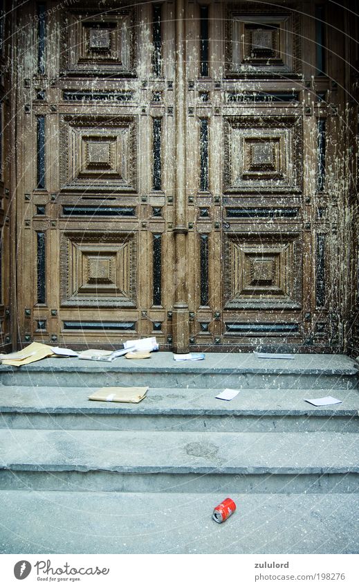 Kirchentür Ruine dreckig kaputt Barcelona Müll Treppe Fleck schäbig baufällig antik Umweltverschmutzung Skandal verfallen gehen Glaube Tür Tor Haus Farbfoto