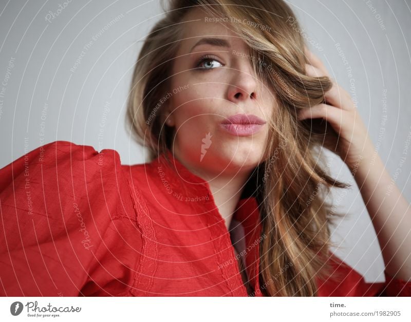 . feminin Frau Erwachsene 1 Mensch Kleid blond langhaarig Locken beobachten Blick schön rot Zufriedenheit selbstbewußt Coolness Willensstärke Sicherheit