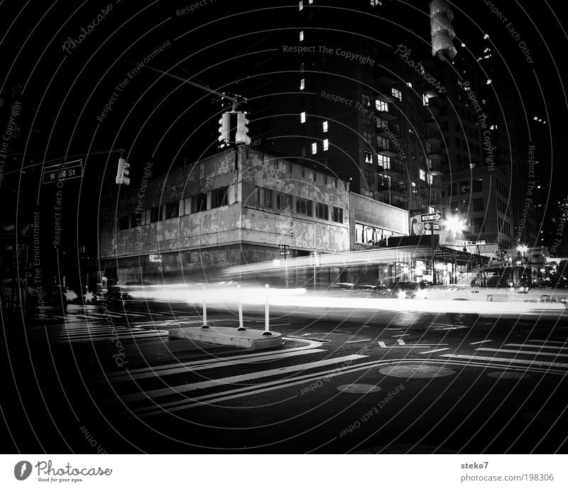 dunkle Lichter New York City Menschenleer Haus Fassade Verkehrswege Straßenkreuzung PKW alt fahren kalt trist Stadt Einsamkeit Verfall verfallen Stadtlicht