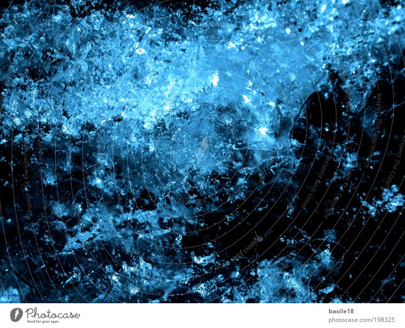 Blue Ice Winter Gletschereis leuchten Eis Frost Eiskristall Steigeisen Kristalle Spuren kalt blau bizarr mehrfarbig Nahaufnahme Strukturen & Formen Dämmerung