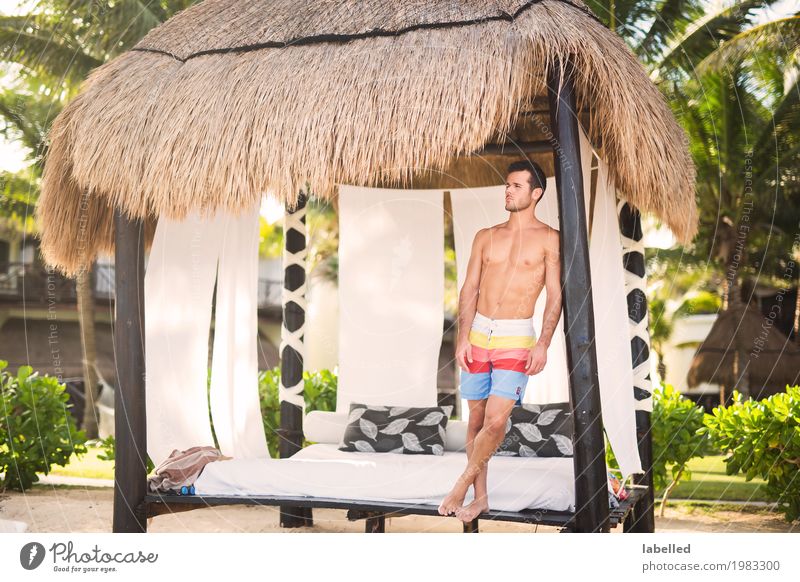 Ein junger Mann entspannt sich in seinem Strandurlaub. Mensch maskulin Junger Mann Jugendliche Körper Haut Brust 1 18-30 Jahre Erwachsene Sommer exotisch