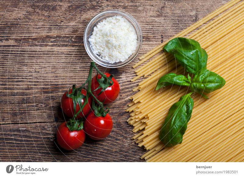 Zutat Lebensmittel Gemüse Ernährung Bioprodukte Vegetarische Ernährung Essen Billig gut braun gelb rot authentisch Spaghetti Nudeln Basilikum Kochsalz Salz Holz