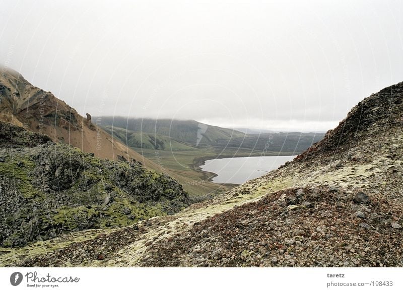 Ich kann den See schon sehen Umwelt Natur Landschaft Urelemente Wasser schlechtes Wetter Hügel Felsen Frostastaðavatn Island ruhig Ziel Wolkendecke Geröll Stein