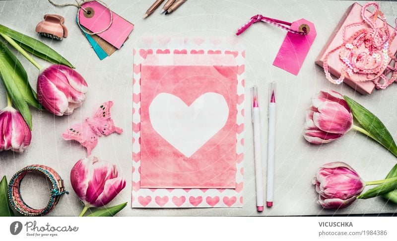 Rosa Tulpen Blumen und Papier Umschlag mit Herz Stil Design Freizeit & Hobby Innenarchitektur Dekoration & Verzierung Feste & Feiern Valentinstag Muttertag