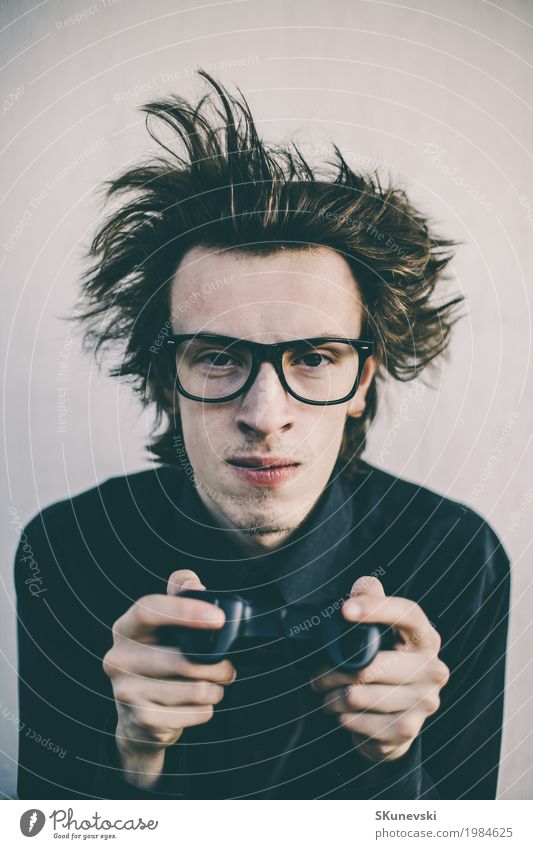 Junger Nerd, der Videospiele spielt Freude Freizeit & Hobby Spielen Entertainment Spielkonsole Technik & Technologie Unterhaltungselektronik High-Tech Mensch
