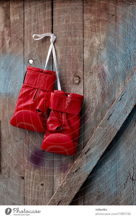 Paar rote lederne Boxhandschuhe, die an einem Nagel hängen Sport Erfolg Verlierer Seil Leder Handschuhe Holz alt retro blau Konkurrenz Objektfotografie Kick