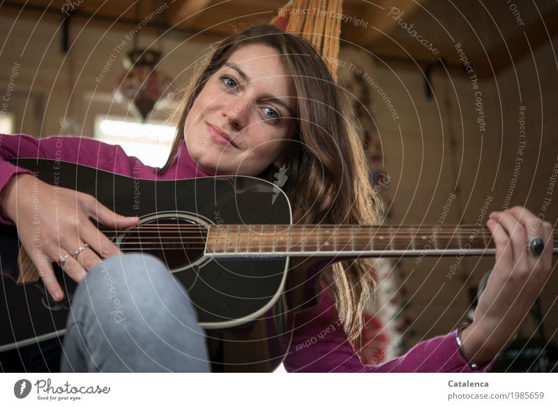 Vibration | Gitarrenseiten II Junge Frau spielt Gitarre Gitarrenspielerin feminin Jugendliche 1 Mensch Musik hören genießen Lächeln Spielen authentisch