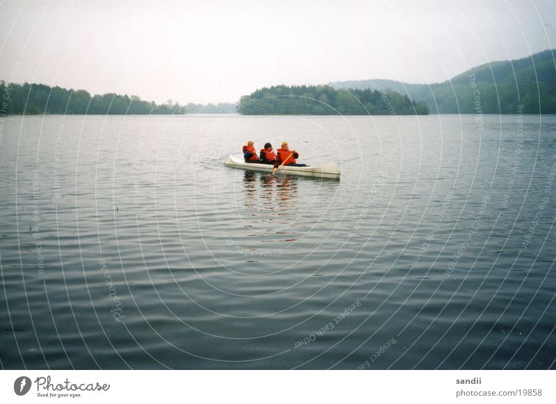 Drei in einem Boot Freundschaft Wasserfahrzeug See Schwimmweste Menschengruppe Landschaft