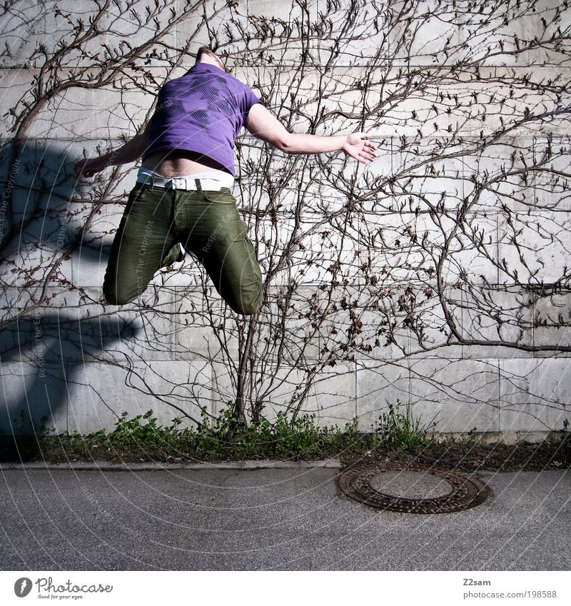 HINGABE Stil Junger Mann Jugendliche 1 Mensch 18-30 Jahre Erwachsene Gras Sträucher Straße T-Shirt fallen springen außergewöhnlich dunkel einzigartig trashig