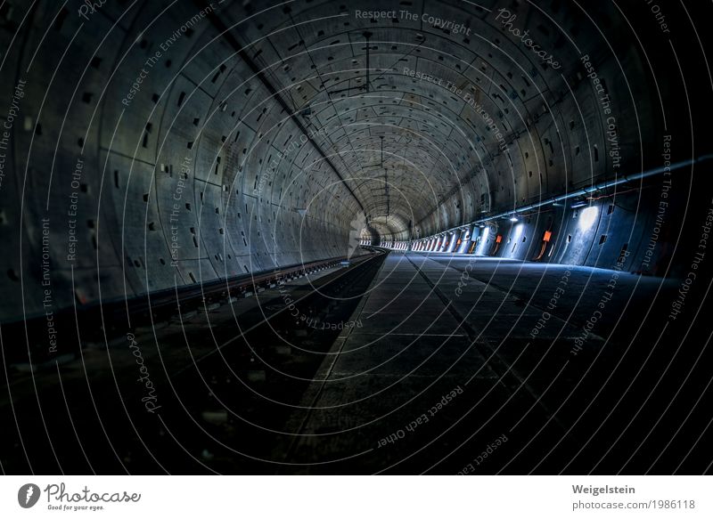 U-Bahn Tunnel Öffentlicher Personennahverkehr Beton Stahl dunkel blau grau grün orange Einsamkeit Ende Horizont U-Bahntunnel Röhren unterirdisch Farbfoto