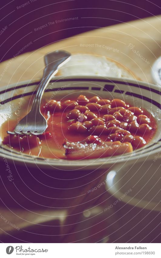 Baked Beans II Frühstück Mittagessen retro Teller Tellerrand Gabel Besteck Frühstückstisch Tasse Alltagsfotografie Speck Englisch Farbfoto Innenaufnahme
