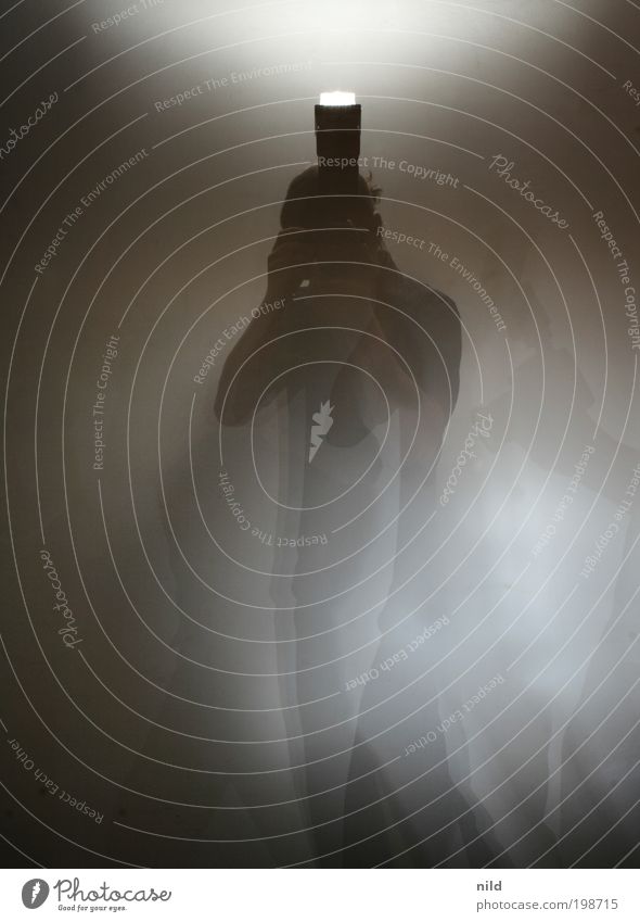 Die Fotomaschine (nachtrag) Lifestyle Fotografieren Fotokamera Stroboskop Mensch maskulin 1 Künstler Bewegung dunkel schießen Nebel Doppelbelichtung