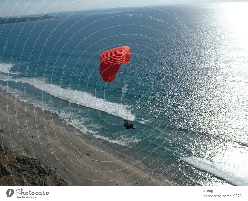 Gleitschirmflug an der Klippe zum Meer Strand Sport fliegen