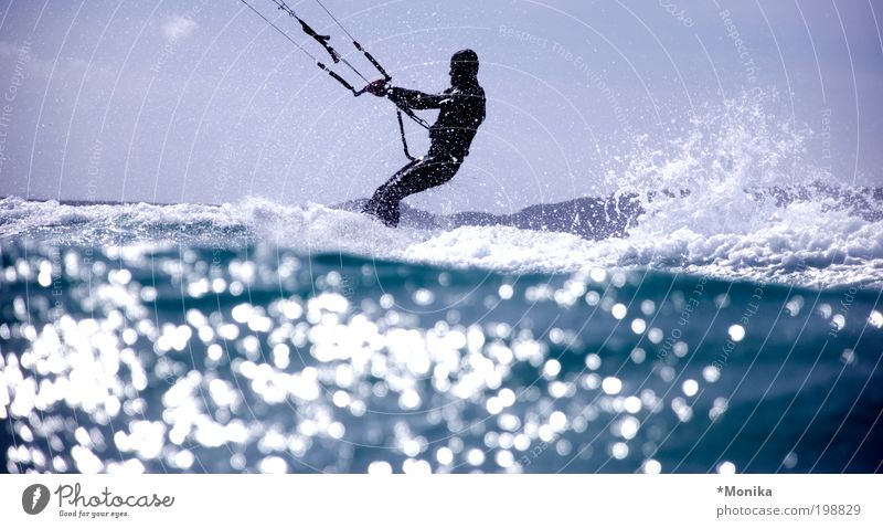 Kiter in Sardinien Sommer Sonne Meer Wellen Sport Wassersport Sportler Kiteboarding 1 Mensch Wassertropfen sportlich trendy nass blau Freude Freiheit