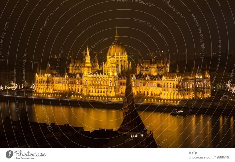 Ungarisches Parlament Budapest bei Nacht Tourismus Wasser Stadt Architektur historisch Beleuchtung schloss ungarn Großstadt Donau reisen Attraktion panorama