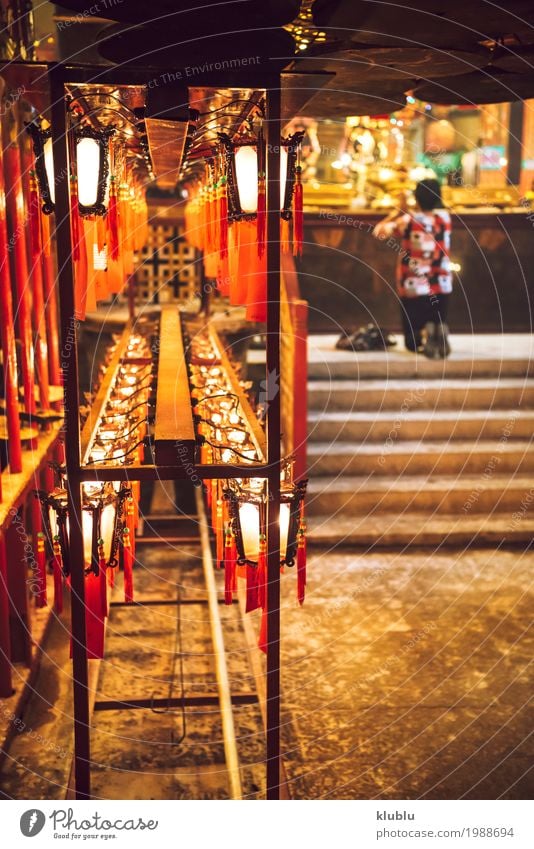 Eine Person, die im Tempel betet Dekoration & Verzierung Lampe Mensch Kultur Gebäude rot Religion & Glaube beten Laterne Licht Hongkong Asien Buddhismus