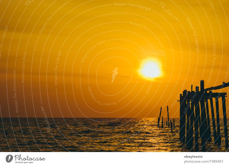 Die Silhouette des Sonnenuntergangs am Strand Lifestyle Stil Kunst Künstler Natur Landschaft Sand Wellen Bucht Abenteuer Angst Freude Farbfoto mehrfarbig