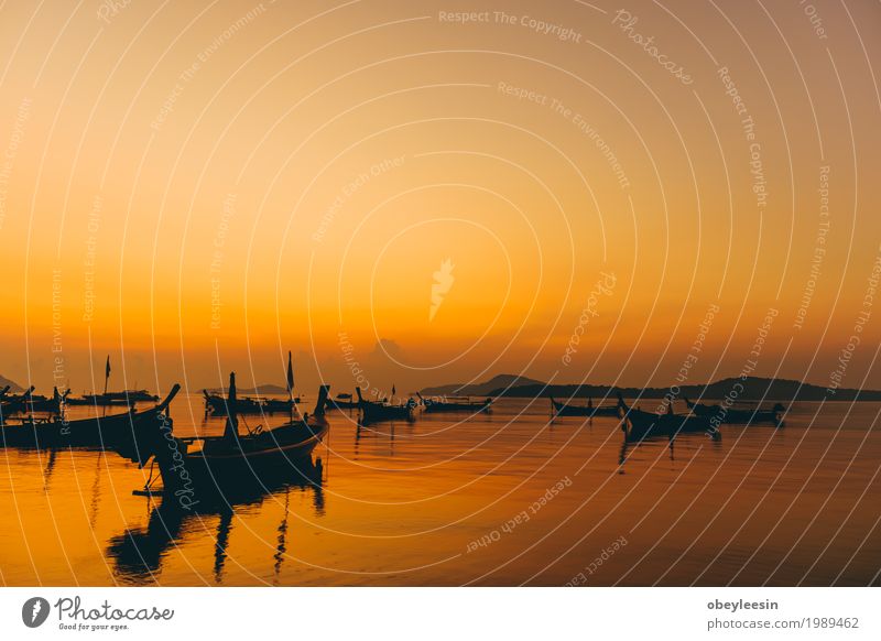 Die Silhouette des Sonnenuntergangs am Strand Kunst Künstler Natur Landschaft Sand Wellen Bucht Abenteuer Angst Freude Farbfoto mehrfarbig Sonnenaufgang