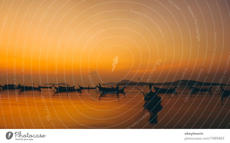 Die Silhouette des Kanus bei Sonnenuntergang Lifestyle Stil Freude Kunst Künstler Natur Landschaft Wellen Strand Bucht Meer Abenteuer Farbfoto mehrfarbig