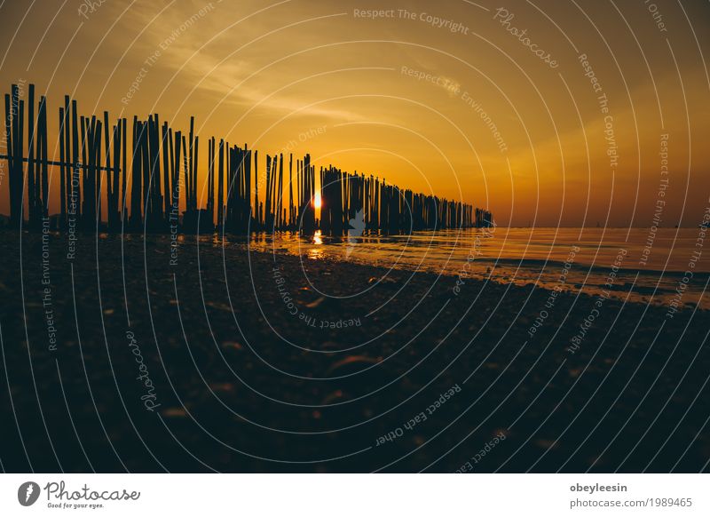 Die Silhouette bei Sonnenuntergang Lifestyle Kunst Künstler Natur Landschaft Wellen Strand Bucht Abenteuer Farbfoto mehrfarbig Abend Sonnenaufgang