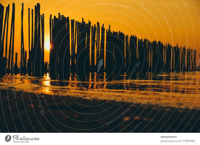Die Silhouette des Kanus bei Sonnenuntergang Lifestyle Stil Kunst Künstler Natur Landschaft Sand Strand Bucht Meer Abenteuer Farbfoto mehrfarbig Detailaufnahme