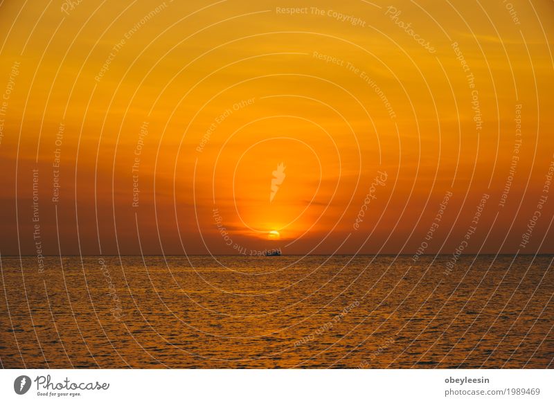 Die Silhouette des Sonnenuntergangs am Strand Lifestyle Stil Mensch Kunst Natur Landschaft Wellen Bucht Meer Abenteuer Farbfoto mehrfarbig Weitwinkel