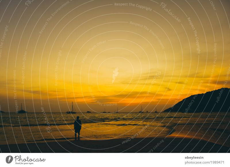 Das Schattenbild des Mannes alleine stehend am Strand Mensch 1 30-45 Jahre Erwachsene Kunst Künstler Natur Landschaft Wellen Abenteuer Angst Freude Farbfoto