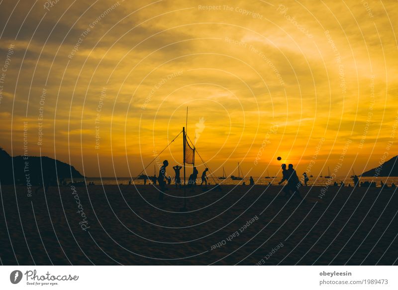 Die Silhouette des Sonnenuntergangs am Strand Lifestyle Stil Sport Mensch Kunst Natur Landschaft Wellen Bucht Meer Abenteuer Farbfoto mehrfarbig Weitwinkel
