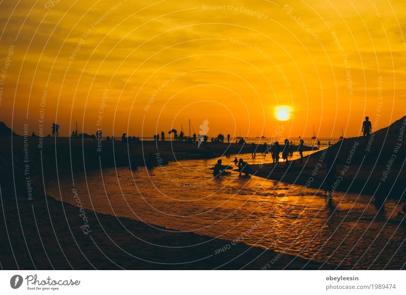 Die Silhouette des Sonnenuntergangs am Strand Lifestyle Mensch Kunst Natur Landschaft Sand Wasser Wellen Bucht Meer Abenteuer Farbfoto mehrfarbig Dämmerung