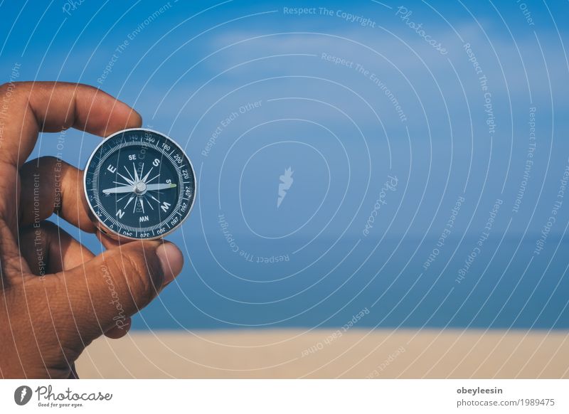 Hand mit Kompass am Strand Mensch 1 30-45 Jahre Erwachsene Kunst Künstler Natur Landschaft Sand Meer Abenteuer Farbfoto mehrfarbig Morgen Weitwinkel