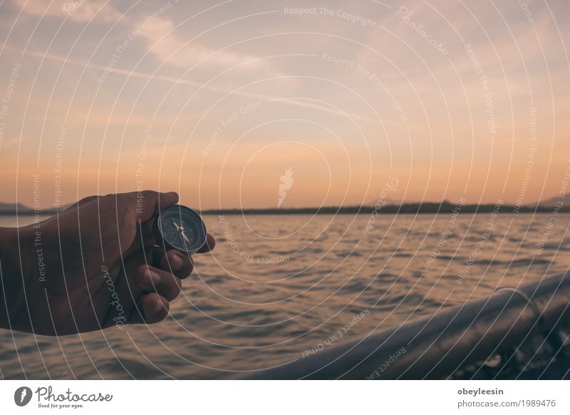 Hand mit Kompass am Strand am Sonnenunterganghimmel Mensch 1 30-45 Jahre Erwachsene Kunst Künstler Natur Landschaft Wellen Bucht Meer Abenteuer Farbfoto