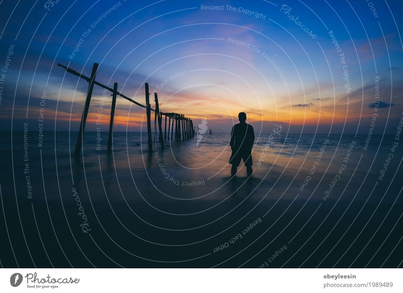 Das Schattenbild des Mannes alleine stehend am Strand Lifestyle Mensch 1 30-45 Jahre Erwachsene Kunst Künstler Natur Landschaft Wellen Bucht Meer Abenteuer