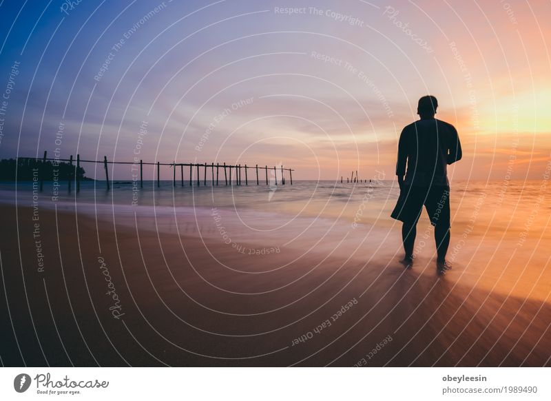 Das Schattenbild des Mannes alleine stehend am Strand Lifestyle Stil Mensch 1 30-45 Jahre Erwachsene Kunst Künstler Natur Landschaft Wellen Bucht Meer Abenteuer