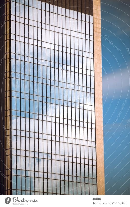Himmel spiegelt sich in den Fenstern des Bürogebäudes Leben Ferien & Urlaub & Reisen Tourismus Ausflug Haus Spiegel Landschaft Wolken Gebäude Architektur
