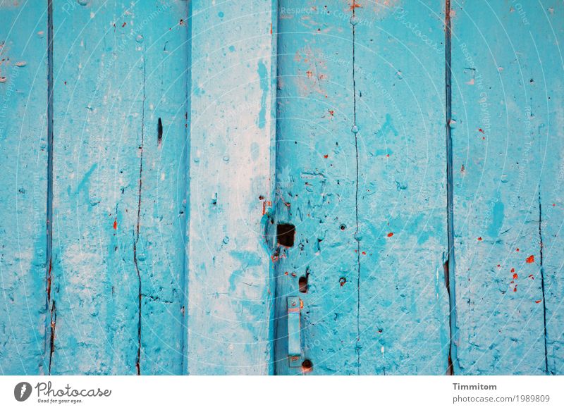 Eine gewisse Leichtigkeit. Wohnung Einfamilienhaus Tür Holz Metall alt ästhetisch einfach hell blau rot Gefühle Stimmung Zufriedenheit Loch Schloss Farbfoto