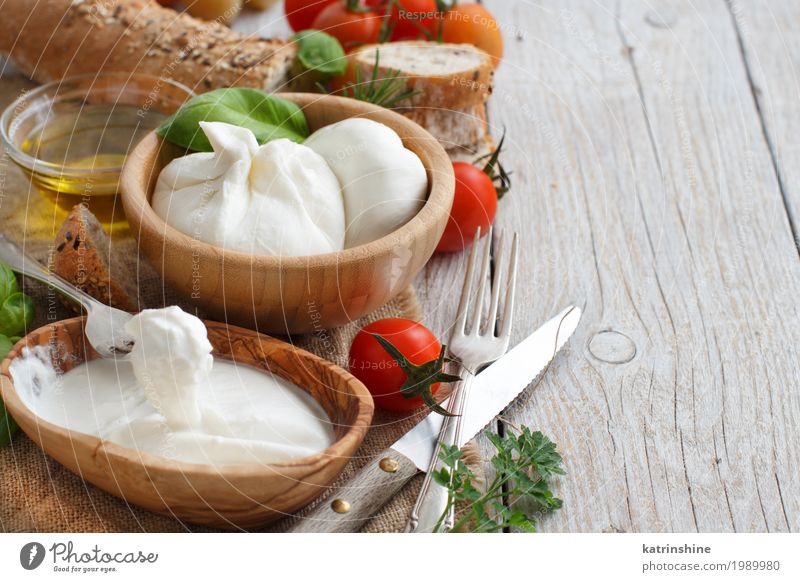 Italienischer Käse Burrata mit Brot, Gemüse und Kräutern Kräuter & Gewürze Öl Ernährung Vegetarische Ernährung Italienische Küche Schalen & Schüsseln Gabel Holz