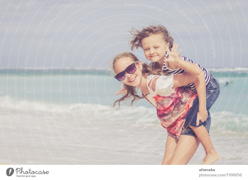 Schwester und Bruder, die am Strand zur Tageszeit spielen. Lifestyle Freude Glück schön Erholung Freizeit & Hobby Spielen Ferien & Urlaub & Reisen Freiheit