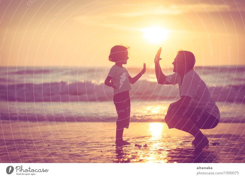 Vater und Sohn spielen am Strand bei Sonnenuntergang Zeit. Konzept der freundlichen Familie. Lifestyle Freude Freizeit & Hobby Spielen Ferien & Urlaub & Reisen