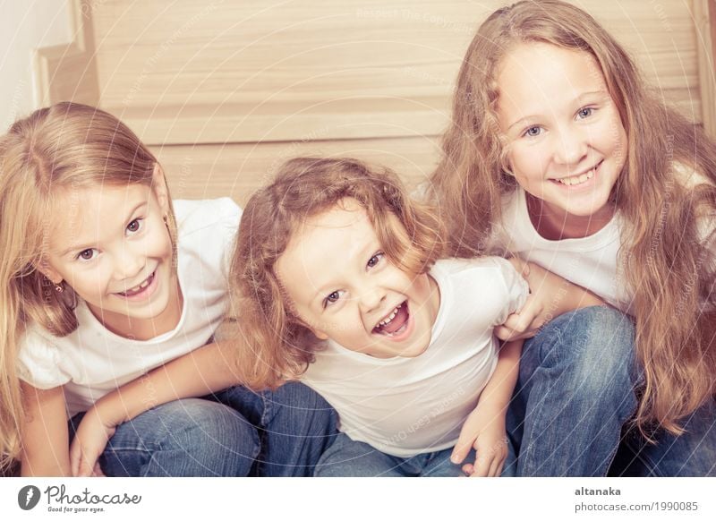 Portrait von glücklichen Kindern Lifestyle Freude Glück schön Leben Freizeit & Hobby Spielen Haus Schule Mensch Baby Mädchen Junge Schwester