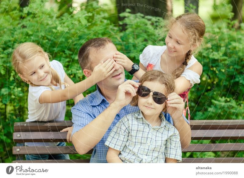Vater und Kinder spielen im Park auf einer Bank am Tag. Lifestyle Freude Glück Leben Freizeit & Hobby Spielen Ferien & Urlaub & Reisen Freiheit Sommer Sonne
