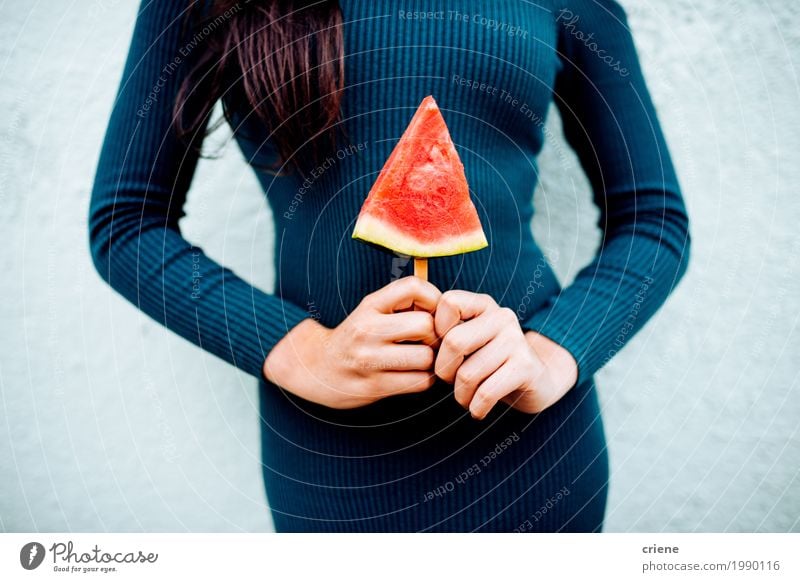 Junge attraktive Frau, die Wassermelonenlutscher hält Lebensmittel Frucht Dessert Speiseeis Ernährung Essen Lifestyle Freude Gesunde Ernährung feminin
